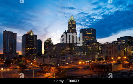 Skyline del centro all'alba in Charlotte, North Carolina, STATI UNITI D'AMERICA Foto Stock