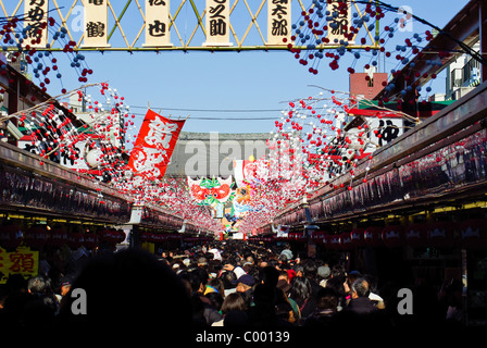 Nakamise-dori che conducono verso il Tempio di Asakusa Kannon decorate durante la festa del nuovo anno, Tokyo, Giappone Foto Stock