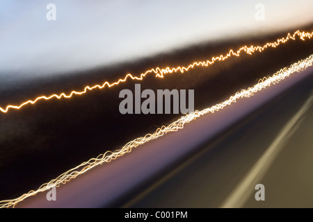 Abstract sentieri di luce catturata dalle vetture di segni e altri punti di riferimento. Foto Stock