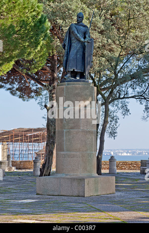 Dom Afonso Henriques statua nella zona di ingresso di Sao Jorge (St. George) Castello di Lisbona, in Portogallo. Foto Stock