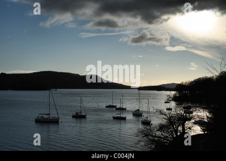 Vista delle barche sul lago Windermere nel tardo pomeriggio nel novembre dalle altezze Claife lontano Sawrey Foto Stock