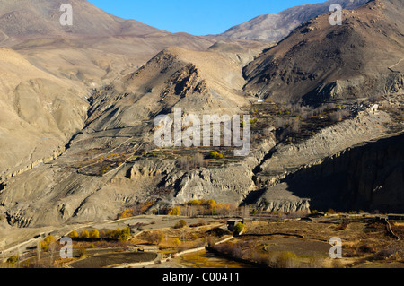 Villaggio di Kagbeni e secco di alta area desertica di Mustang nella regione di Annapurna del Nepal Foto Stock