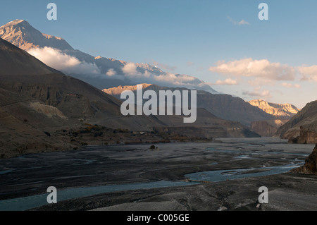 Il secco ad alta area desertica di Mustang nella regione di Annapurna del Nepal Foto Stock