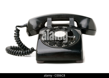 Un vecchio nero vintage stile rotativo telefono isolato su uno sfondo bianco. Foto Stock