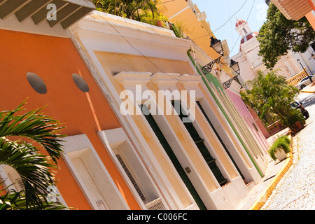 Una fila di pastello colorato edifici dipinti nella vecchia San Juan Puerto Rico. Foto Stock