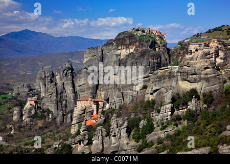 Vista panoramica del "cuore del complesso monastico di Meteora, dove è possibile vedere 4 dei 6 ancora attivo nei monasteri. La Grecia Foto Stock