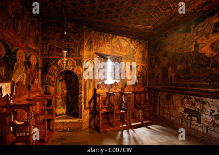 Vista interna di Anapafsas (San Nicola) monastero, con splendidi affreschi del XVI secolo. Meteora, Grecia Foto Stock