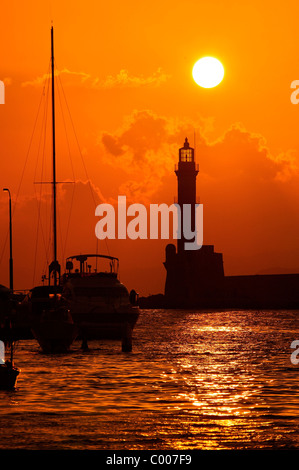 Il 'egiziano' faro al vecchio porto veneziano della cittadina di Chania, intorno al tramonto. Isola di Creta, Grecia Foto Stock