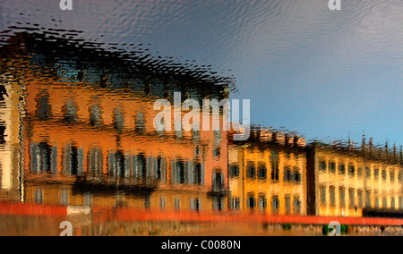 Invertite la riflessione della casa di Firenze, che si riflette sulla superficie del fiume Arno. Foto Stock