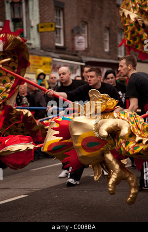 Burattinai con un drago cerimoniali marionetta Foto Stock