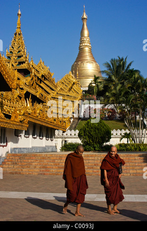 I monaci buddisti a Shwedagon pagoda Yangon (Rangoon), Myanmar (Birmania) Foto Stock