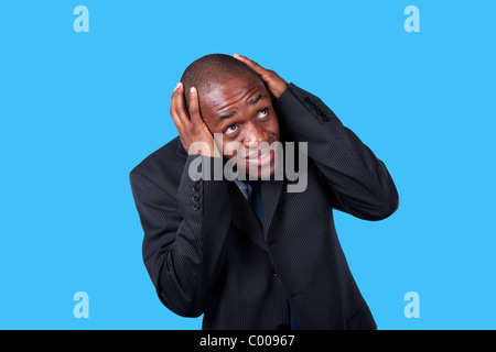 Imprenditore africano urla di paura e di una faccia strana espressione (isolato su bianco) Foto Stock