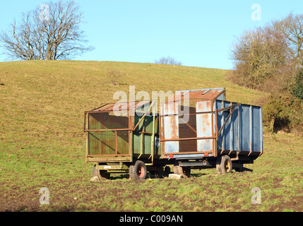 Due rusty azienda abbandonata rimorchi nel campo Foto Stock