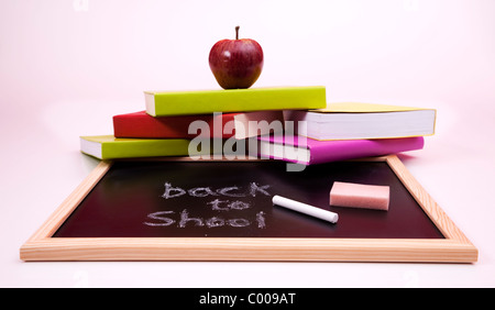 Si torna a scuola lettere scritte su una lavagna con colorati libri (messa a fuoco selettiva) Foto Stock