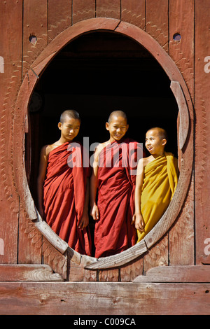 I giovani monaci buddisti nella finestra di Shwe Yan Pye monastero, Lago Inle, Myanmar (Birmania) Foto Stock