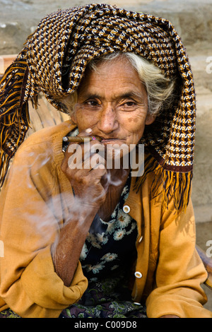 Vecchia donna fumatori cheroot, Myanmar (Birmania) Foto Stock