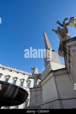 Quirinale obelisco circondato da statue equestri, di fronte al Palazzo del Quirinale a Roma Foto Stock