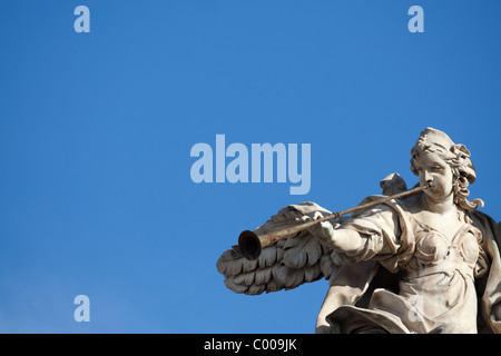 Statua della giustizia, sul tetto del Palazzo della Consulta (Corte Costituzionale della Repubblica italiana) di Roma. Foto Stock