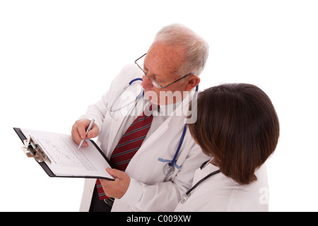 Team di medici, con un uomo più anziano e una giovane donna (isolato su bianco) Foto Stock