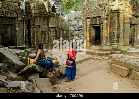 I turisti a Ta Prohm tempio Khmer, Siem Reap, Cambogia Foto Stock
