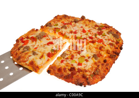 Un trancio di pizza a spatola con pizza quadrato su sfondo bianco intaglio Foto Stock