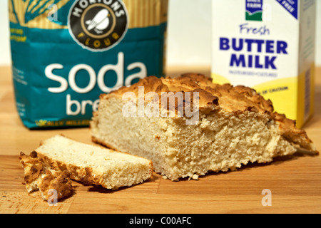 In casa di soda irlandese il pane con la soda pane di farina e di siero di latte Foto Stock