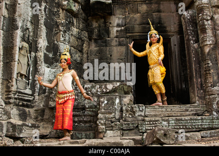 Apsara e ballerini di Makala a Bayon di Angkor Thom, Siem Reap, Cambogia Foto Stock