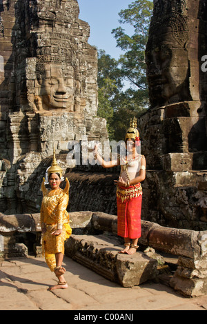 Makala e Apsara ballerini a Bayon di Angkor Thom, Siem Reap, Cambogia Foto Stock
