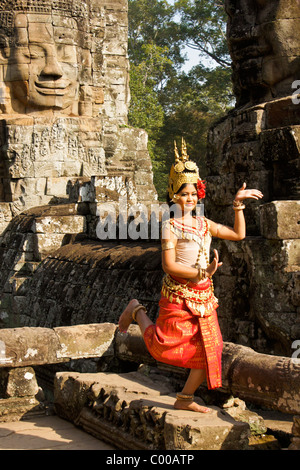 Apsara danzatrice presso il Bayon di Angkor Thom, Siem Reap, Cambogia Foto Stock