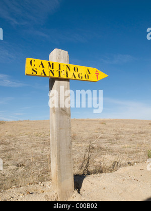 Segno direzionale lungo il Camino de Santiago sulla rotta di Madrid. Foto Stock