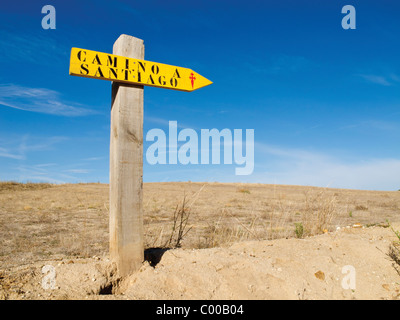 Segno direzionale lungo il Camino de Santiago sulla rotta di Madrid. Foto Stock