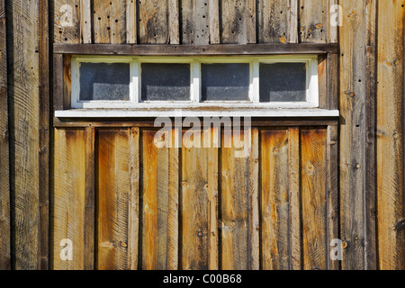 Quattro fienile vetrata finestra su pareti pannellate di legno Foto Stock