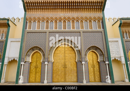 Ornati porte di ottone al Dar El Makhzen re Royal Palace con intricati Zellige tilework in Fes el Jadid Fez Marocco Foto Stock