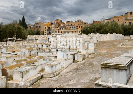 Al di sopra del suolo bianco tombe della Mellah cimitero ebraico in un giorno nuvoloso in Fes Marocco Foto Stock