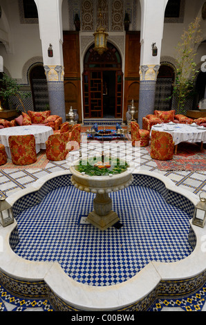 Fontana e area da pranzo in stile moresco all'interno del Riad El Yacout in Fes el Bali Marocco Foto Stock