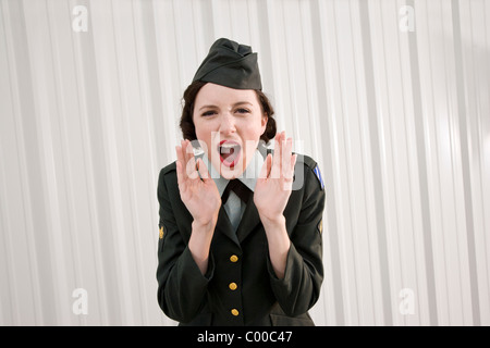 Giovane donna retrò in uniforme militare Foto Stock