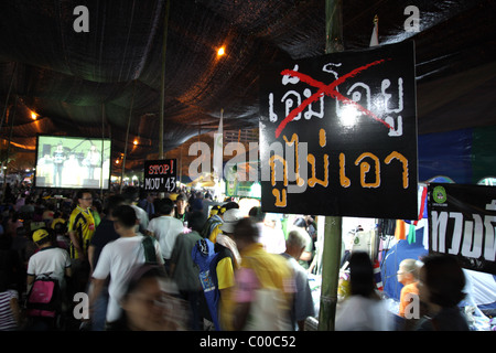 PAD 'giallo Shirts' protester durante una dimostrazione al di fuori del Palazzo del Governo di Bangkok Foto Stock