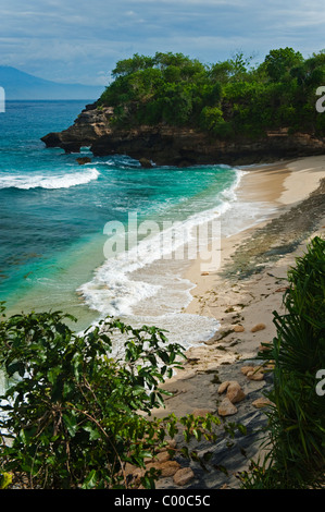 Sull'isola Balinese di Nusa Lembongan si trova la piccola area di spiaggia chiamato Baia a fungo. Un tropicale bellissima spiaggia di sabbia bianca. Foto Stock