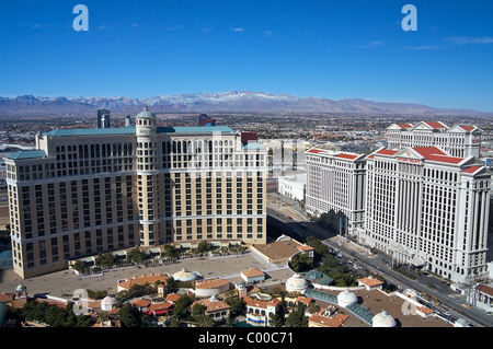 Una vista dell'Hotel Bellagio e Caesars Palace dalla sommità del Paris Las Vegas la Torre Eiffel in inverno Foto Stock