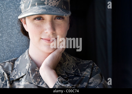 Colpo di Testa di giovane donna in ARMY COMBAT UNIFORM Foto Stock