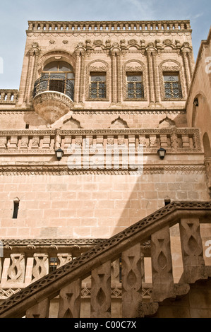 L'esterno di un antico palazzo in pietra e di una guest house nell'antica città cristiana di Midyat, nella regione orientale dell'Anatolia, nella Turchia sudorientale. Foto Stock