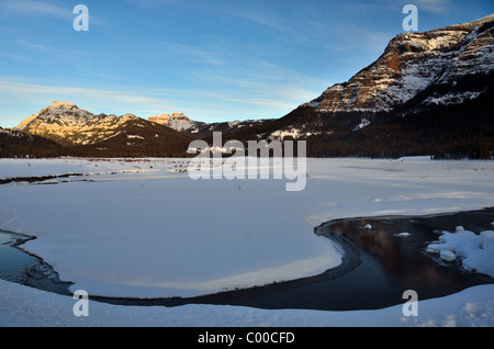 Montagne e flusso nella Lamar Valley, il Parco Nazionale di Yellowstone, Wyoming negli Stati Uniti. Foto Stock