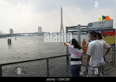 Le persone al molo Theavet , Rama 8 ponte in Bangkok Foto Stock