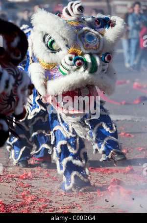 Leone cinese ballerini eseguono in elaborati costumi Lion durante il Capodanno cinese Foto Stock