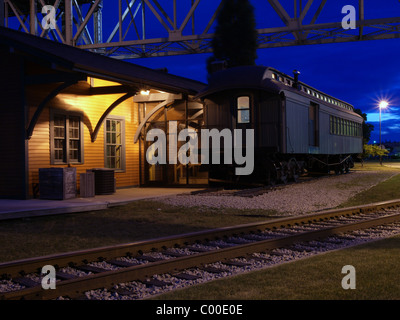 Thomas Edison Depot stazione ferroviaria in Port Huron Michigan sotto l'acqua blu ponte che collega Port Huron e Sarnia Ontario Foto Stock