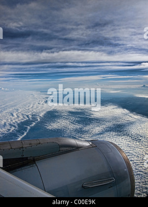 Vista dall'aereo jet finestra che mostra una bella cloudscape all'alba al di fuori della finestra. Foto Stock