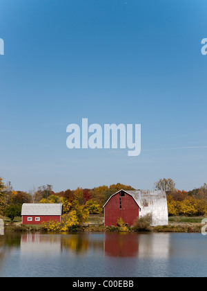 Antica fattoria di edifici con granaio rosso lungo la riva del lago Mott a Huckleberry ferrovia nel Michigan. Foto Stock