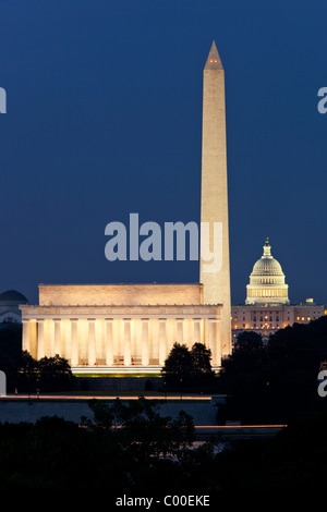 Stati Uniti d'America, il Distretto di Columbia, Washington DC, il Lincoln Memorial, il Monumento a Washington e il Capitol Rotunda al tramonto in serata estiva Foto Stock