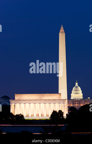 Stati Uniti d'America, il Distretto di Columbia, Washington DC, il Lincoln Memorial, il Monumento a Washington e il Capitol Rotunda al tramonto in serata estiva Foto Stock