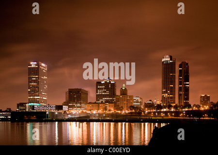 Stati Uniti d'America, Wisconsin, skyline della città lungo il lago Michigan su serata primaverile Foto Stock